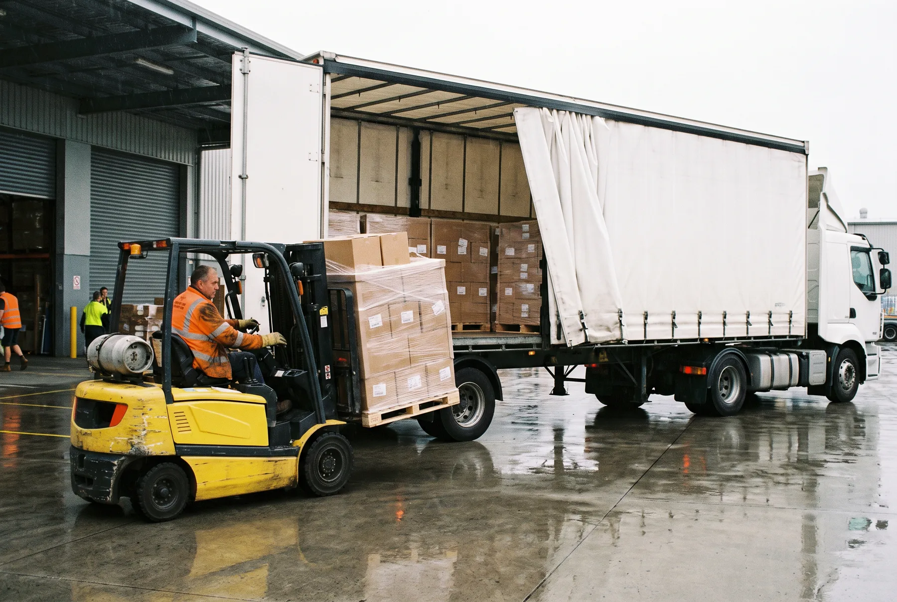 Forklift ile tentesi açık tır dorsesine palet yükleme